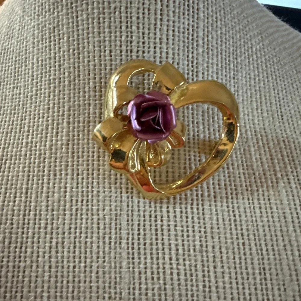 VTG. BOTIQUE PINK ENAMEL & SHINY GOLD TONE HEART & CORSAGE FLOWER‎ BROOCH & Pin